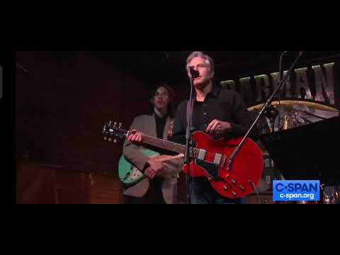 Blinken suona con una band in un bar di Kiev: «Il mondo libero è con voi»