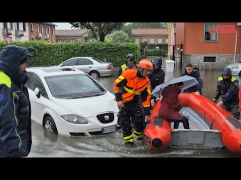 Maltempo a Milano, i vigili del fuoco soccorrono una donna incinta: trasportata a bordo di un g…