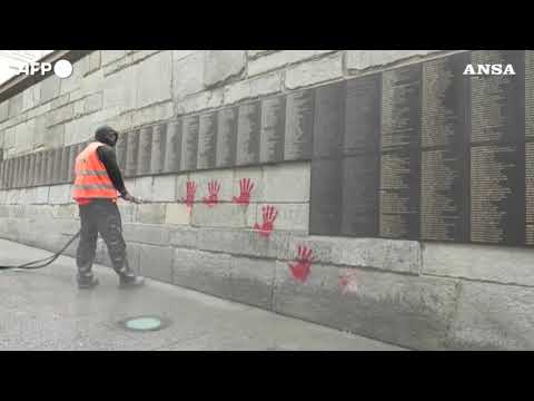 Parigi, mani rosse sul muro del Memoriale della Shoah