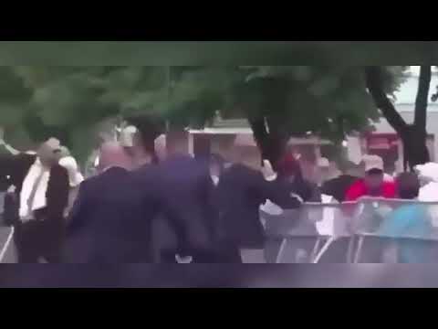 Il momento in cui l’attentatore spara al presidente slovacco Fico: tra la folla si scatena il panico