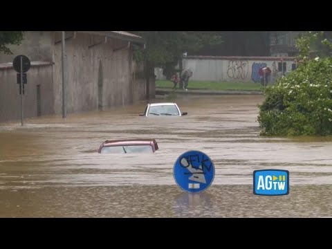 Maltempo Lombardia, esonda il fiume Lambro a Monza: le auto sommerse dall’acqua