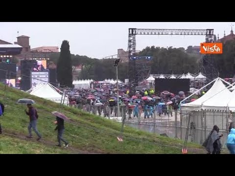 Concertone del Primo Maggio a Roma, il pubblico sotto la pioggia al Circo Massimo