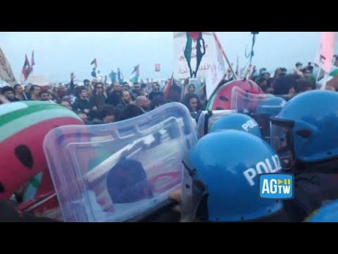 Corteo pro Palestina a Napoli, tensioni con la polizia vicino al consolato Usa