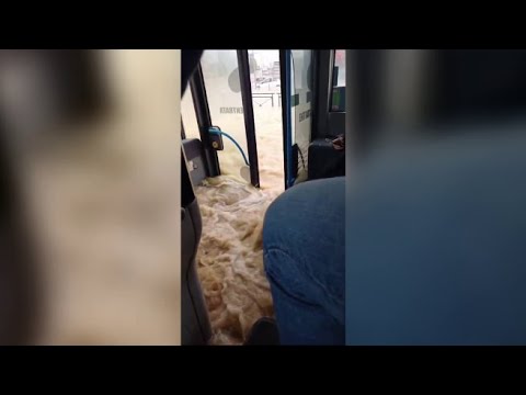 Pioggia senza fine in Brianza, l’acqua entra nel pullman degli studenti: panico a bordo