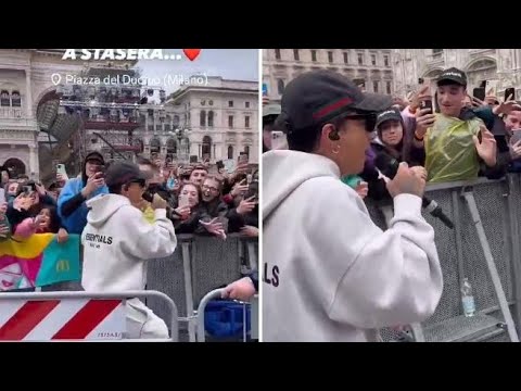 Ultimo su e giù dal palco: corsa tra i fan in piazza Duomo