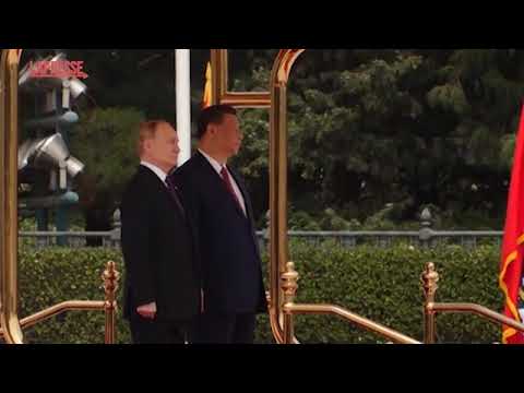 Putin a Pechino accolto da Xi Jinping: la calorosa stretta di mano in Piazza Tienanmen