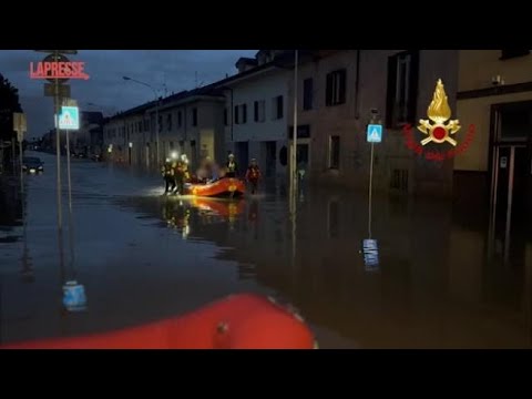 Pioggia record in Lombardia: a Bellinzago Lombardo i vigili del fuoco soccorrono la popolazione…