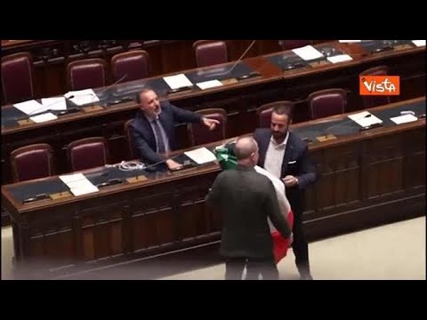 Rissa in Aula alla Camera. Donno (M5S) finisce a terra durante protesta su Autonomia…