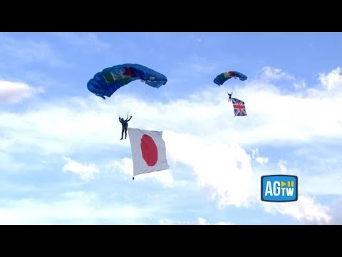 G7, la performance dei paracadutisti