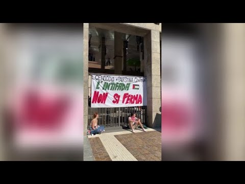Torino, studenti Pro Palestina incatenati ai cancelli del Politecnico. L’ateneo è bloccato
