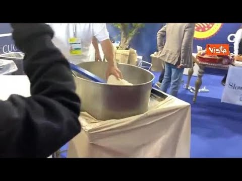 G7 Italia, la mozzarella fresca annodata a mano al Media Centre di Bari