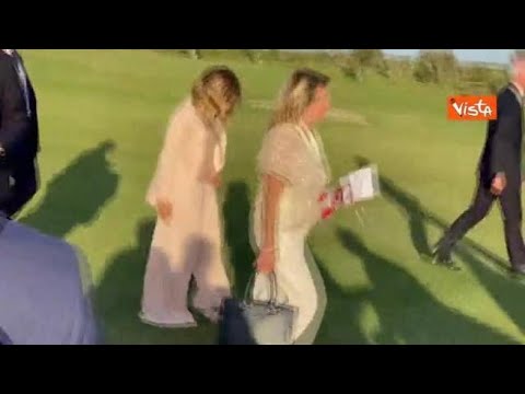 “Questi pantaloni…”, Meloni sistema l’orlo finito sotto al tacco sul prato di Borgo Egnazia