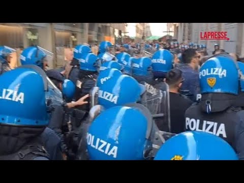 Milano, tensioni manifestanti-polizia in piazza Duomo: «Fuori la Lega da Milano»
