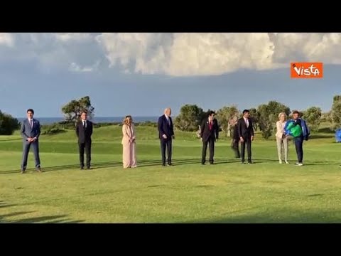 La foto dei leader del G7 con i paracadutisti della Folgore