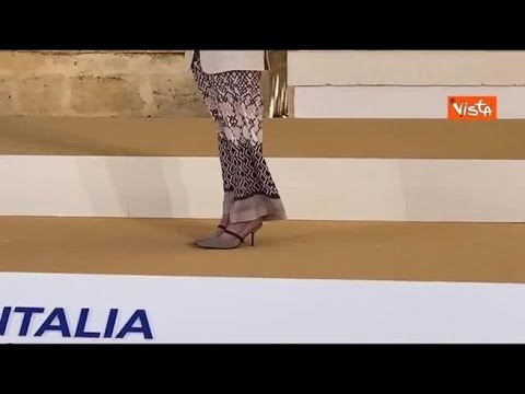 G7, ecco il look di Meloni nella seconda giornata: completo fantasia e una giacca chiara
