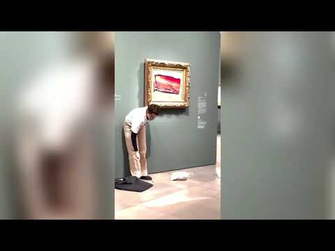 Un’attivista del clima attacca un adesivo sui “Papaveri” di Claude Monet al museo d’Orsay di Parigi