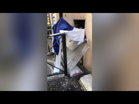 Roma, salta tubatura. E via di Parione diventa un fiume