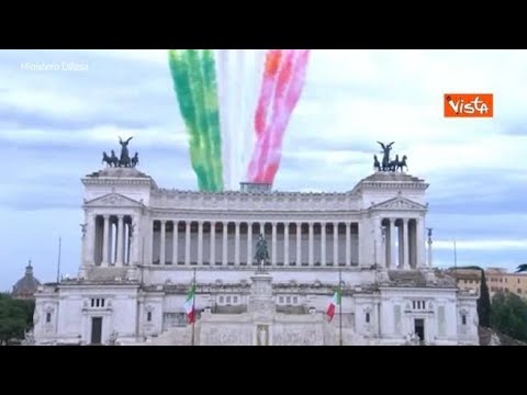 Festa della Repubblica, il volo delle Frecce Tricolori sull’Altare della Patria