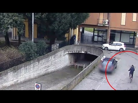 Trezzo sull’Adda, pattuglia «Api» dei carabinieri sfonda il portone degli spacciatori con l’ariete