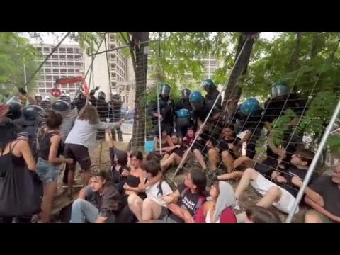 Scontri tra polizia e attivisti al Parco Don Bosco di Bologna