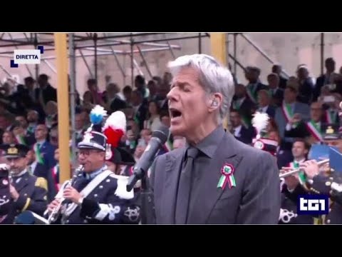 Baglioni canta l’inno di Mameli alla parata per la Festa della Repubblica