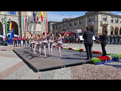Il 2 Giugno a Bergamo: la danza dei ballerini del «Locatelli» in piazza Vittorio Veneto