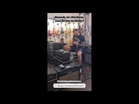 Mattia Faraoni: dalla kick boxing alla musica, eccolo in una jam session alla chitarra