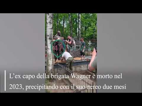 Prigozhin, eretto un monumento in bronzo sulla sua tomba a San Pietroburgo