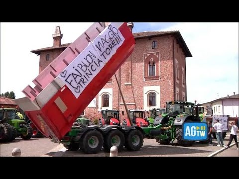 Funerali di Pierpaolo Bodini, schiacciato da un mezzo agricolo. La mamma: «State attenti»