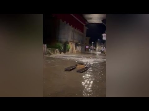 Altopiano di Asiago sotto un nubifragio. Esonda il torrente Ghelpack