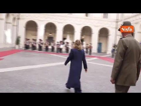 Orban saluta la premier Meloni con il baciamano al suo arrivo a Palazzo Chigi