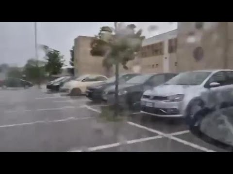 Rovigo, la tromba d’aria nel parcheggio dell’Aliper