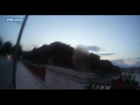 Ragazzo si vuole buttare dal ponte, salvato dai poliziotti