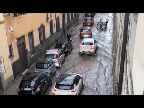 Maltempo a Firenze, via dei Serragli diventa un fiume