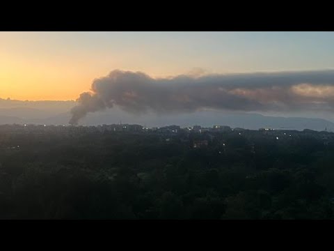 Roma: incendio in un capannone, ecco la minacciosa nube di fumo nero sulla città