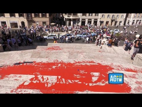 Vernice rossa a Piazza di Spagna: «È il sangue delle donne vittime di femminicidio»