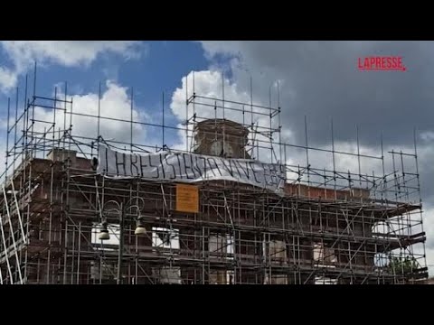 Torino, il corteo anarchico sfila per le strade della città