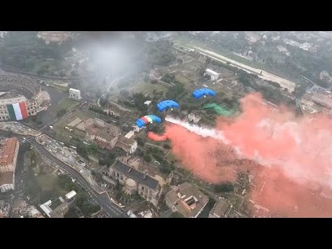 2 Giugno, il lancio dei parà dell’Esercito sotto la pioggia per portare il Tricolore davanti al…