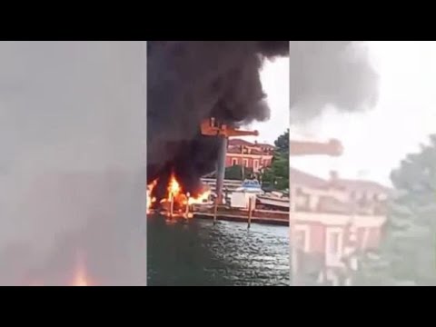 Esplosione in cantiere navale a Murano, fumo visibile da Venezia