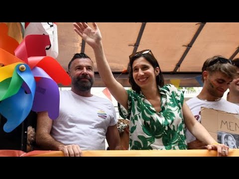 La festa del Milano Pride, con la segretaria PD Schlein che balla sulle note di Annalisa