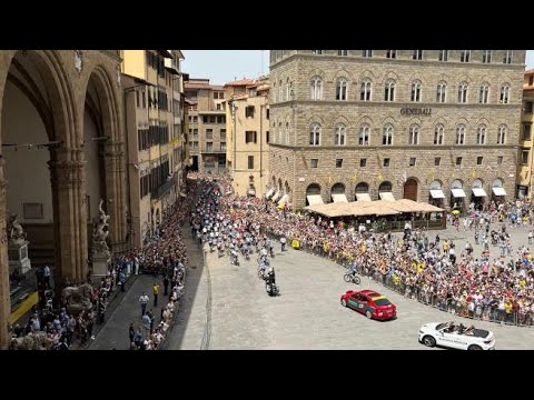 La partenza del Tour de France 2024: i corridori arrivano in piazza della Signoria