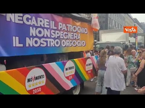 Ali da angelo, body e calzini arcobaleno, palloncini. Ecco i look stravaganti del Pride di Milano