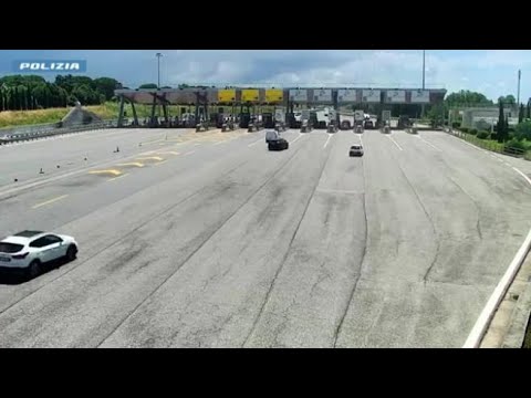 Il video dell’incidente al casello di Rosignano: l’auto che arriva senza frenare e l’impatto co…