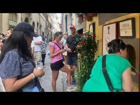 Turisti in fila davanti alle buchette del vino a Firenze: il video