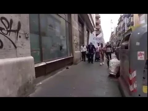 Napoli, Paolone in via Toledo evangelizza i turisti