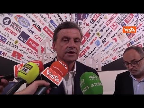 Calenda: “Attacchi a Mattarella? Salvini non è degno nemmeno di allacciargli la scarpa sinistra”