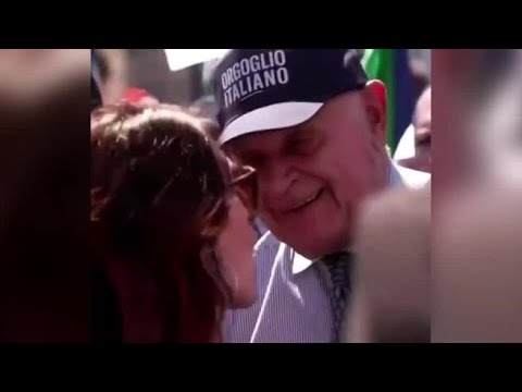 Il ministro Nordio chiede uno spritz alla giornalista durante il comizio di Fratelli d’Italia: …