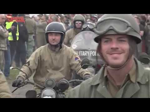 Le Harley Davidson d’epoca dell’esercito Usa sfilano alla parata nell’anniversario dello Sbarco…