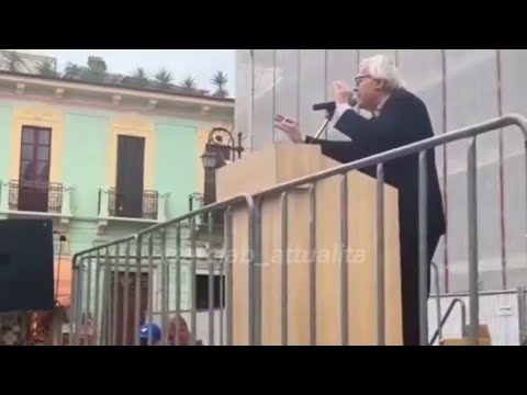 Comizio surreale di Sgarbi a Sulmona: ci sono solo 5 persone e una lo contesta