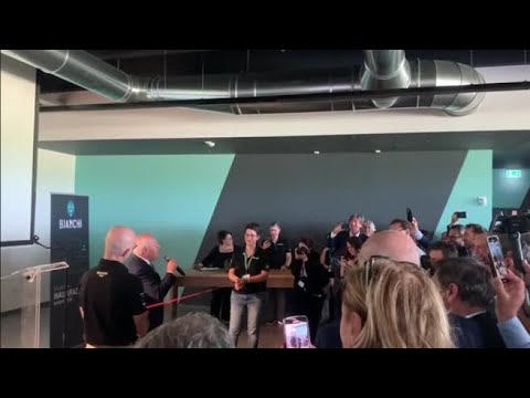 Bianchi, taglio del nastro alla nuova fabbrica. E il titolare canta ‘O sole mio